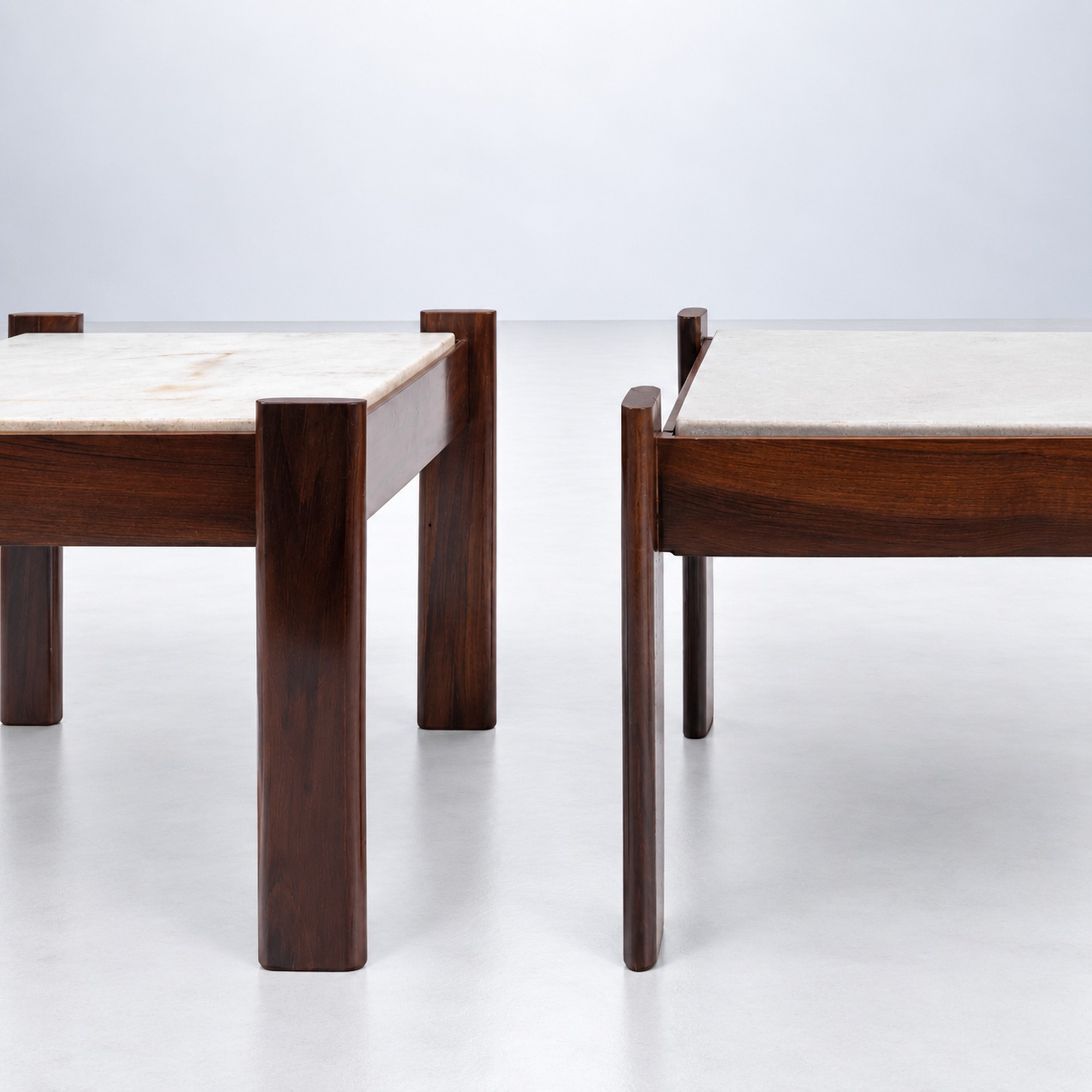Percival Lafer - Coppia di tavolini serie MP-41, legno e piano in marmo (anni '60 ca.)
