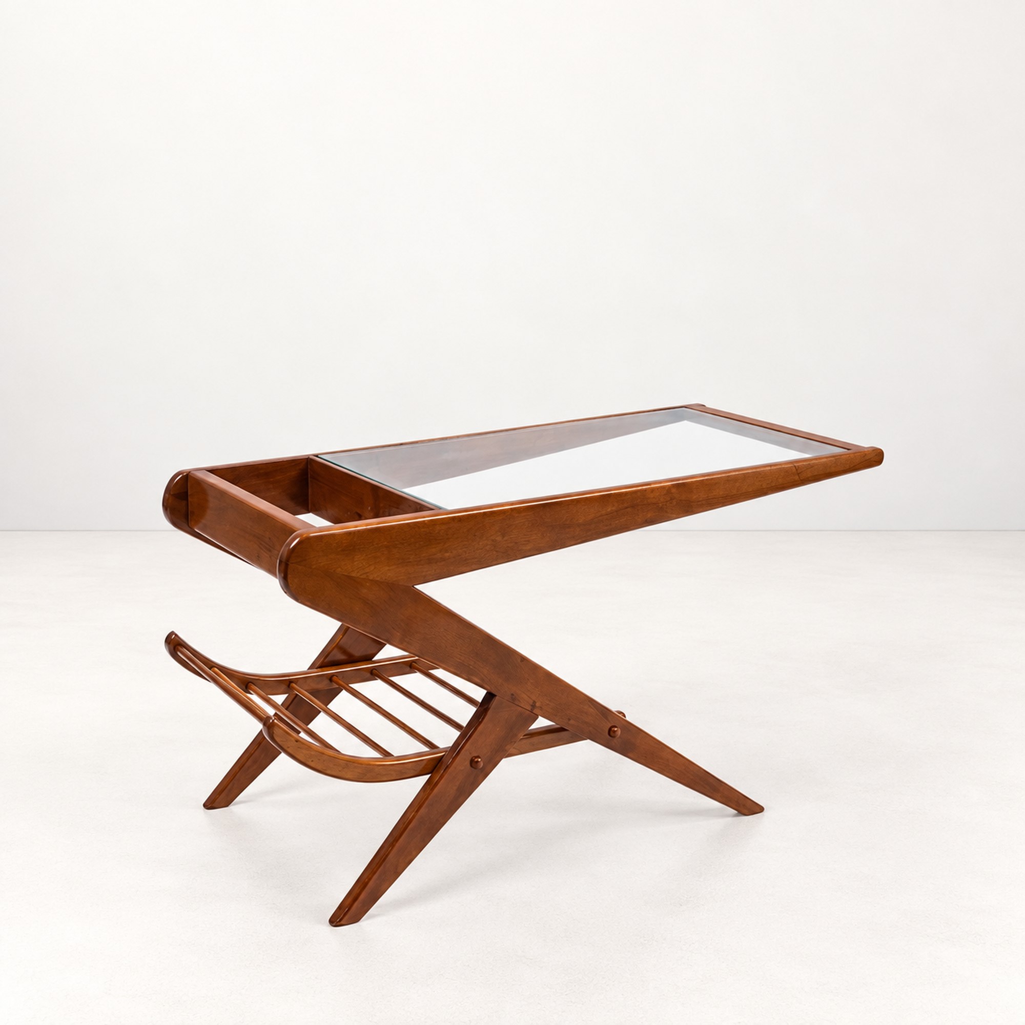 Tavolo basso portariviste, legno massello con piano in vetro, anni ’60 ca.