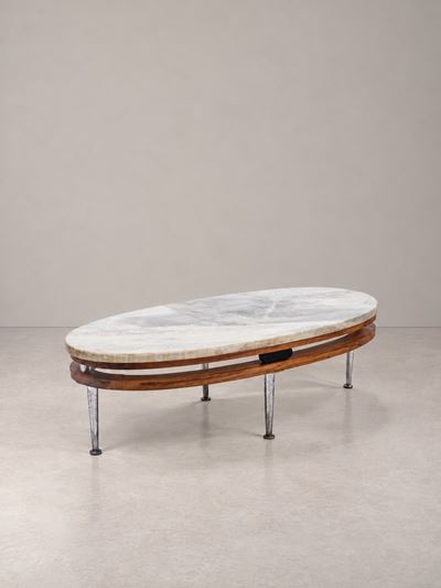 Tavolo basso, piano ovale in marmo con struttura in legno e metallo, anni ’60 circa
