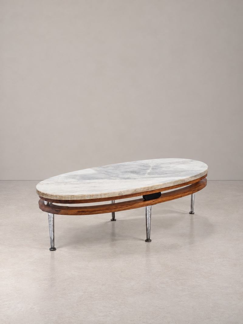 Tavolo basso, piano ovale in marmo con struttura in legno e metallo, anni ’60 circa