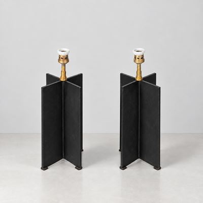 Produzione francese, Coppia di lampade da tavolo, metallo verniciato nero e ottone (anni ’50 ca.)
