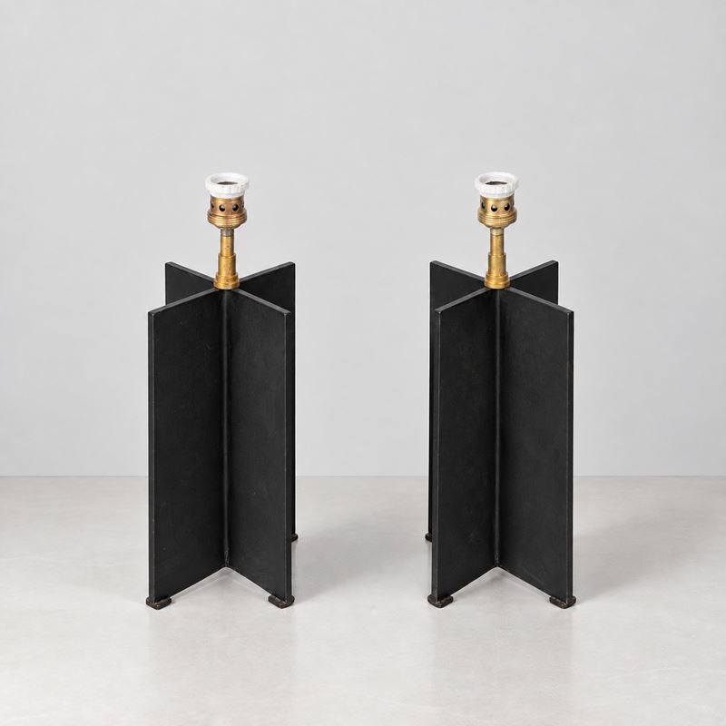 Produzione francese, Coppia di lampade da tavolo, metallo verniciato nero e ottone (anni ’50 ca.)