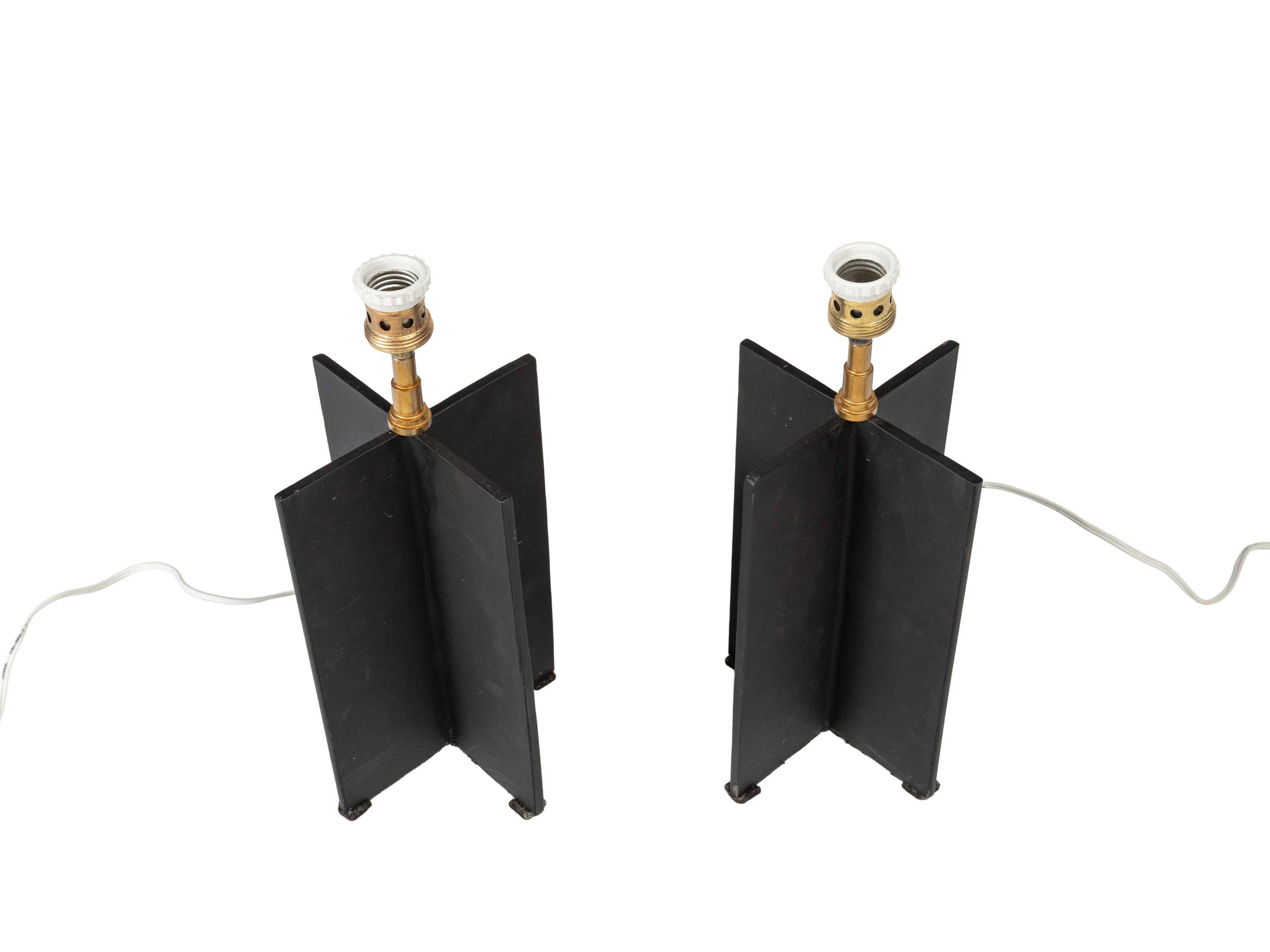 Produzione francese, Coppia di lampade da tavolo, metallo verniciato nero e ottone (anni ’50 ca.)
