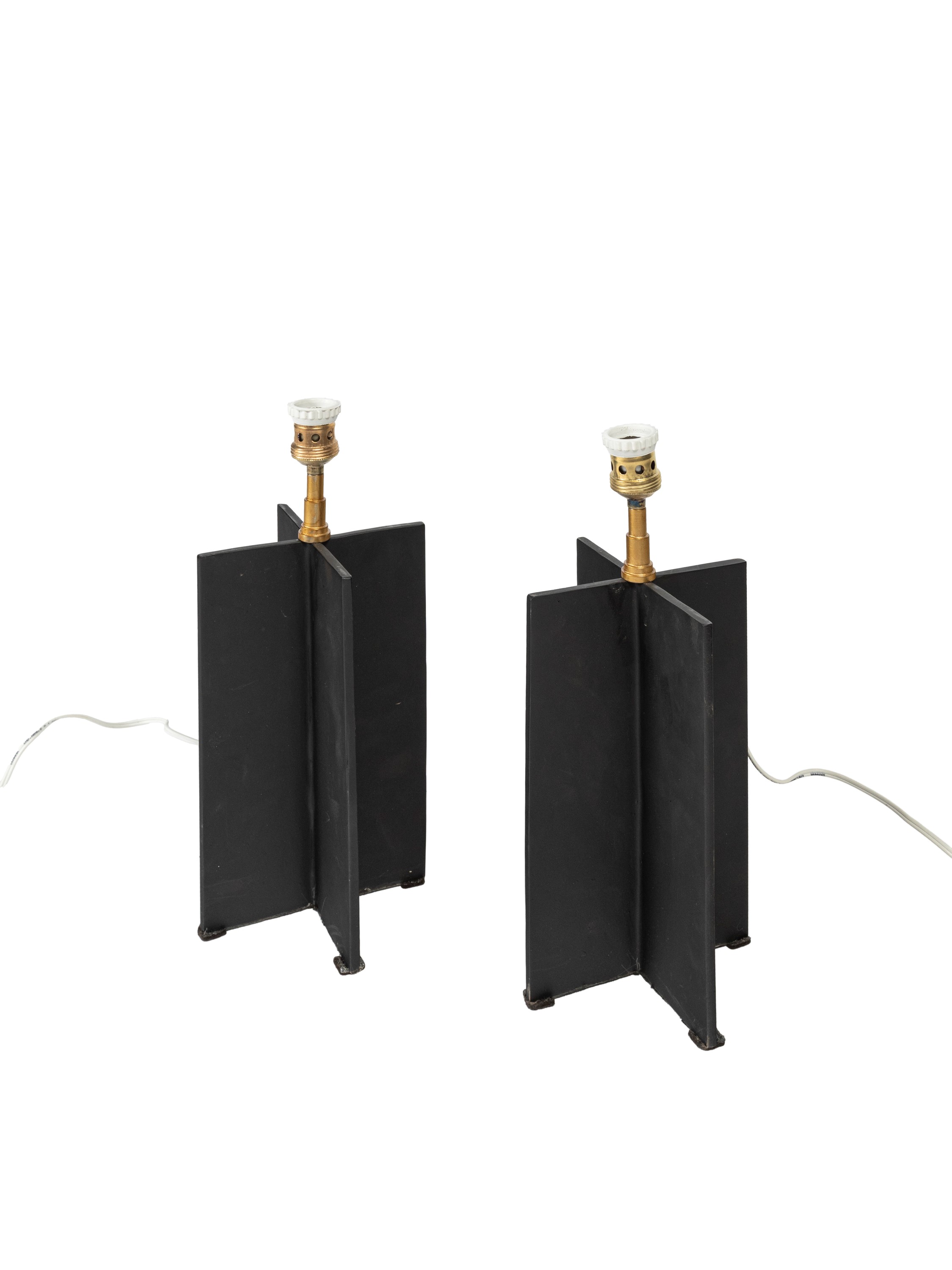 Produzione francese, Coppia di lampade da tavolo, metallo verniciato nero e ottone (anni ’50 ca.)