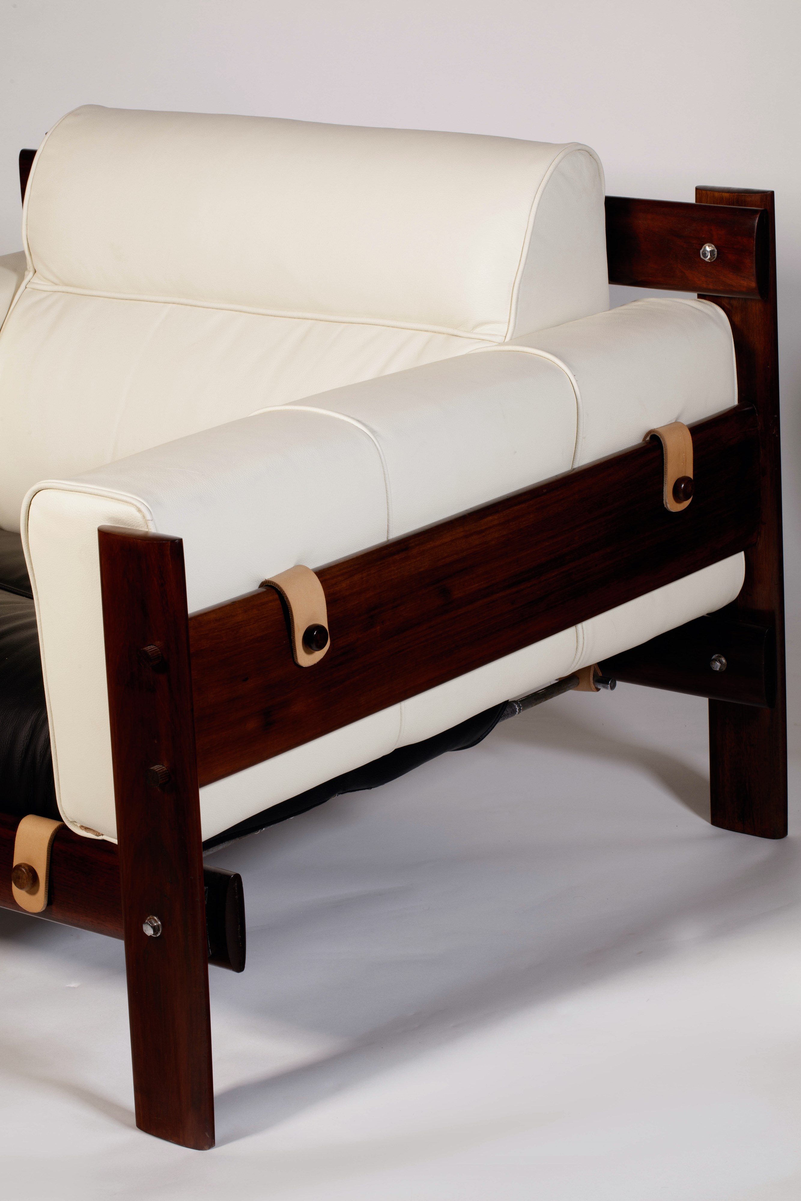 Percival Lafer - Coppia di poltrone modello MP-51 in legno e cuoio/pelle