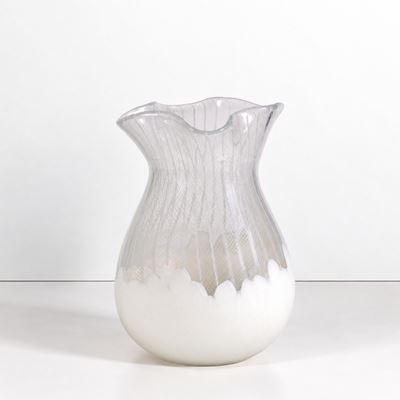 Vaso in vetro soffiato lattimo con decoro a filigrana