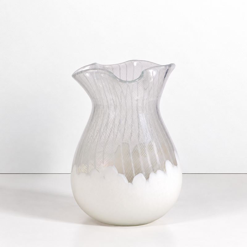 Luca Scacchetti & Afro Celotto - Vaso in vetro soffiato lattimo con decoro a filigrana