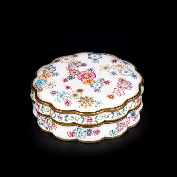A SMALL IMPERIAL ENAMEL ON COPPER BOX AND COVER