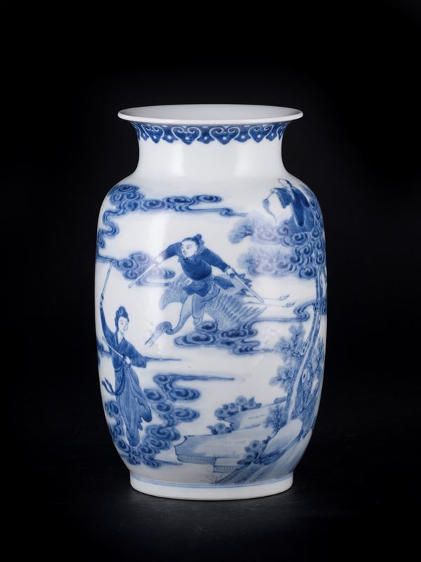 A BLUE AND WHITE VASE