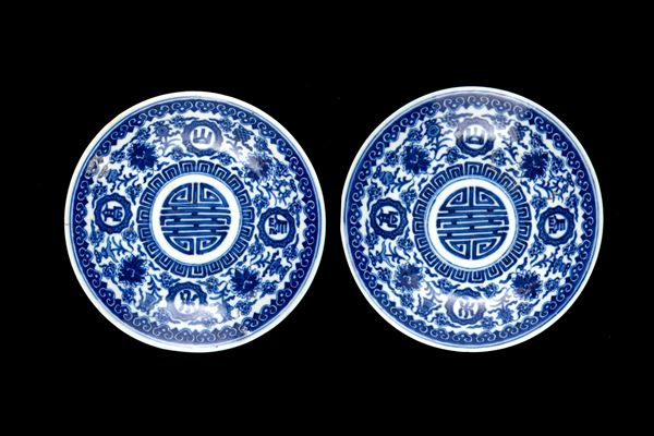A PAIR OF BLUE AND WHITE BAJIXIANG SAUCERS