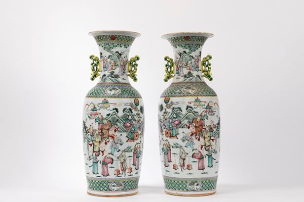 A PAIR OF FAMILLE ROSE PORCELAIN VASES