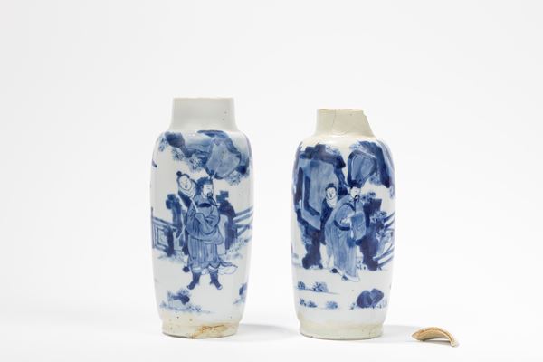 A PAIR OF SMALL BLUE AND WHITE PORCELAIN VASES