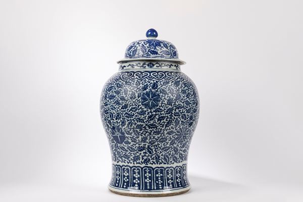 A LARGE BLUE AND WHITE PORCELAIN VASE AND COVER