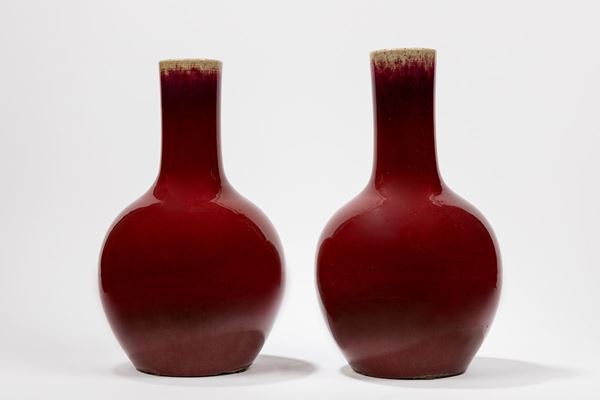  A PAIR OF SANG-DE-BOEUF PORCELAIN VASES