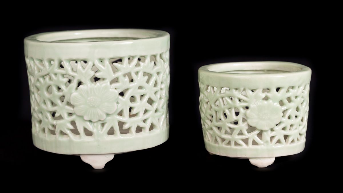 DUE RARI INCENSIERI IN PORCELLANA CELADON FORATA