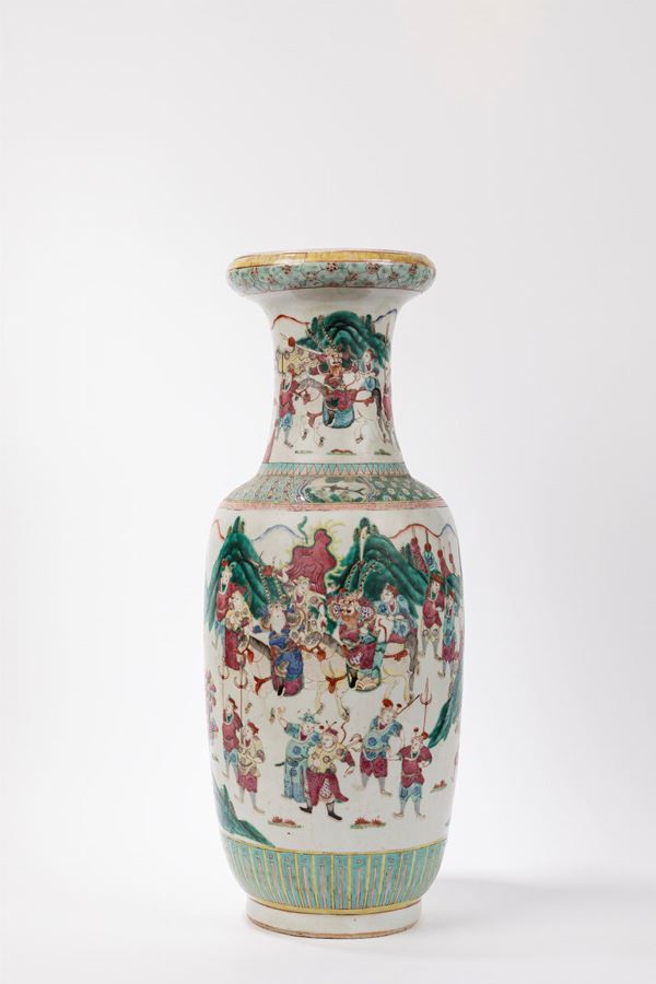 A LARGE FAMILLE ROSE PORCELAIN VASE