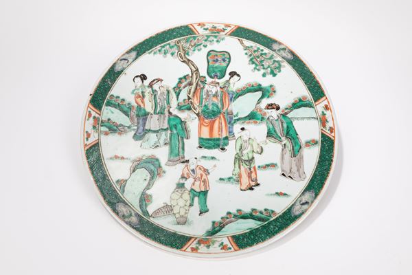 GRANDE PLACCA IN PORCELLANA FAMIGLIA VERDE  (Cina, dinastia Qing, secolo XIX)  - Asta Fine Asian Art - Marcopolo srl - Marcopolo Asian Art Auction Milano