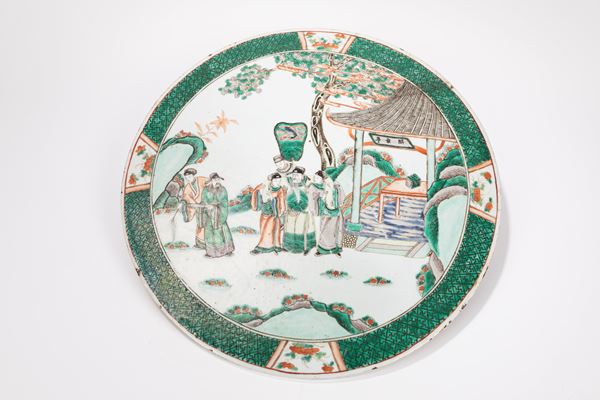 GRANDE PLACCA IN PORCELLANA FAMIGLIA VERDE  (Cina, dinastia Qing, secolo XIX)  - Asta Fine Asian Art - Marcopolo srl - Marcopolo Asian Art Auction Milano