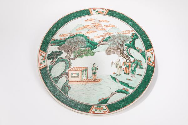 GRANDE PLACCA IN PORCELLANA FAMIGLIA VERDE  (Cina, dinastia Qing, secolo XIX)  - Asta Fine Asian Art - Marcopolo srl - Marcopolo Asian Art Auction Milano