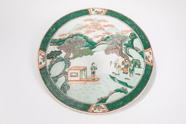 GRANDE PLACCA IN PORCELLANA FAMIGLIA VERDE  (Cina, dinastia Qing, secolo XIX)  - Asta Fine Asian Art - Marcopolo srl - Marcopolo Asian Art Auction Milano