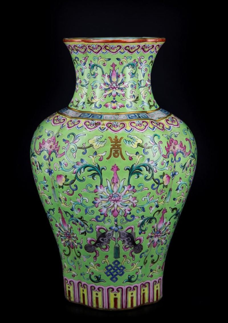 *PREMIUM: RARO VASO IMPERIALE QUADRILOBATO IN PORCELLANA FAMIGLIA ROSA A FONDO VERDE LIME, HAITAN...