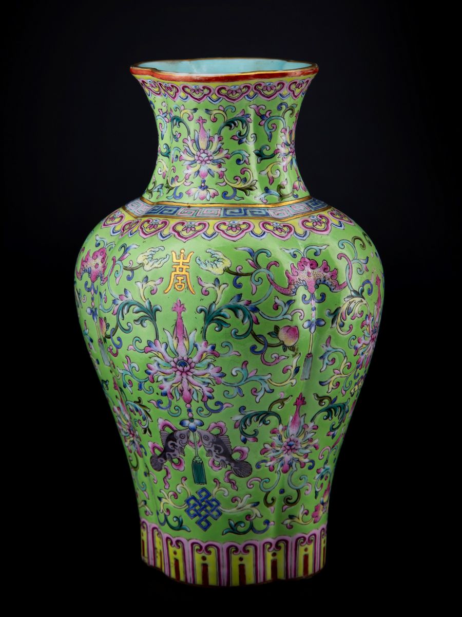 *PREMIUM: RARO VASO IMPERIALE QUADRILOBATO IN PORCELLANA FAMIGLIA ROSA A FONDO VERDE LIME, HAITAN...