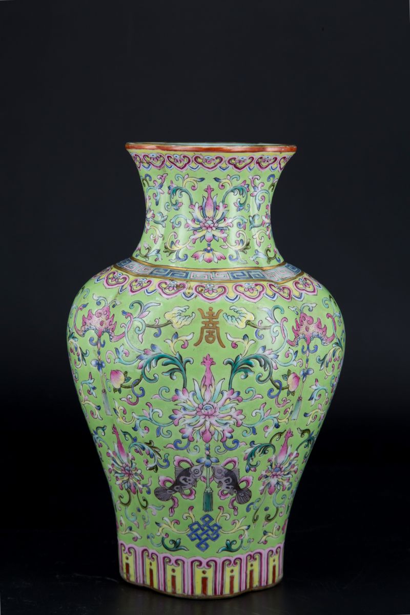 *PREMIUM: RARO VASO IMPERIALE QUADRILOBATO IN PORCELLANA FAMIGLIA ROSA A FONDO VERDE LIME, HAITAN...