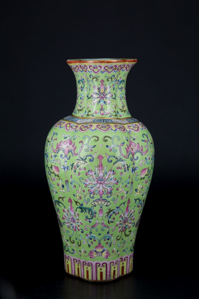 *PREMIUM: RARO VASO IMPERIALE QUADRILOBATO IN PORCELLANA FAMIGLIA ROSA A FONDO VERDE LIME, HAITAN...