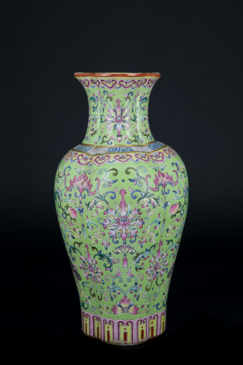 *PREMIUM: RARO VASO IMPERIALE QUADRILOBATO IN PORCELLANA FAMIGLIA ROSA A FONDO VERDE LIME, HAITAN...