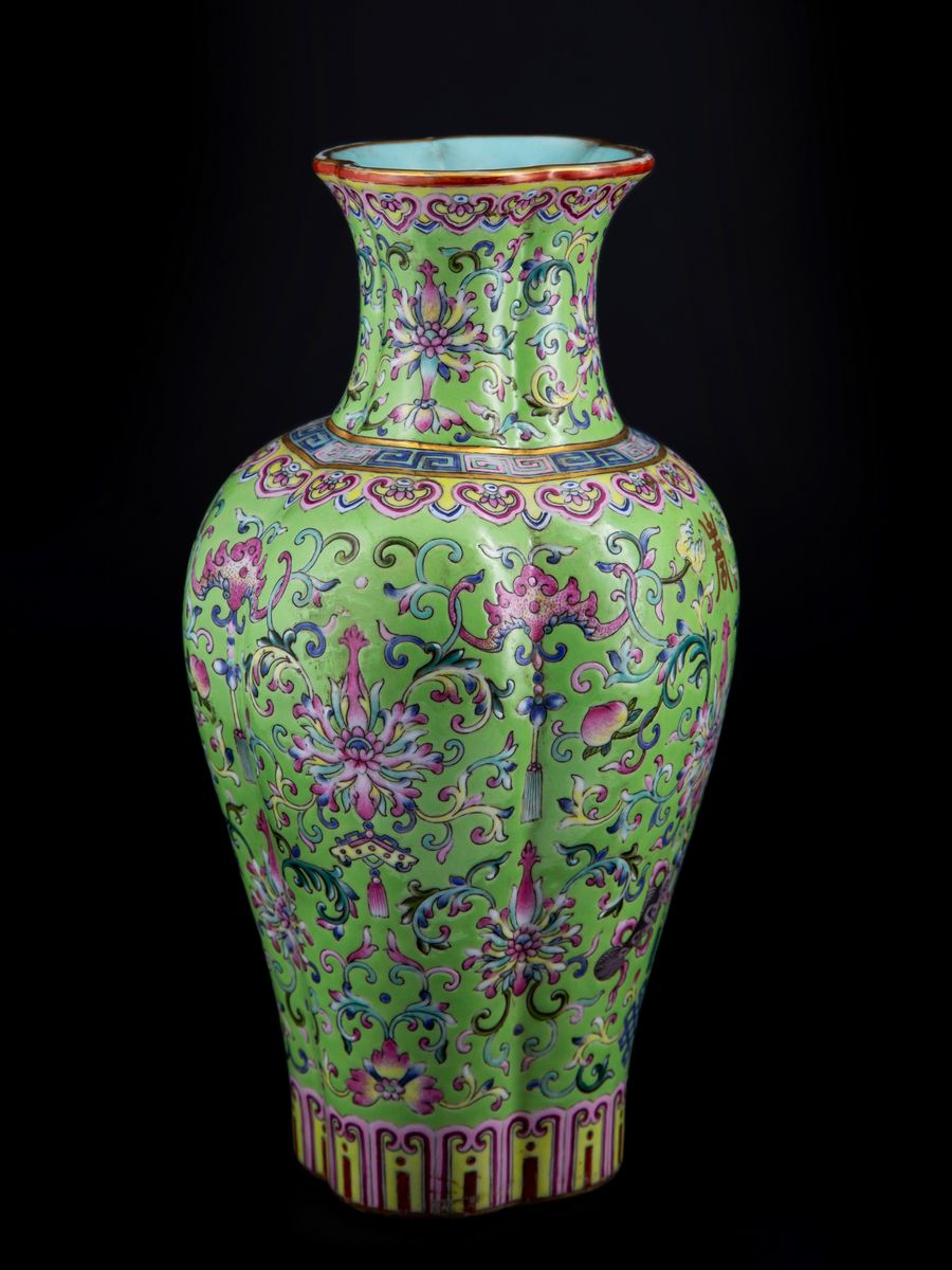 *PREMIUM: RARO VASO IMPERIALE QUADRILOBATO IN PORCELLANA FAMIGLIA ROSA A FONDO VERDE LIME, HAITAN...