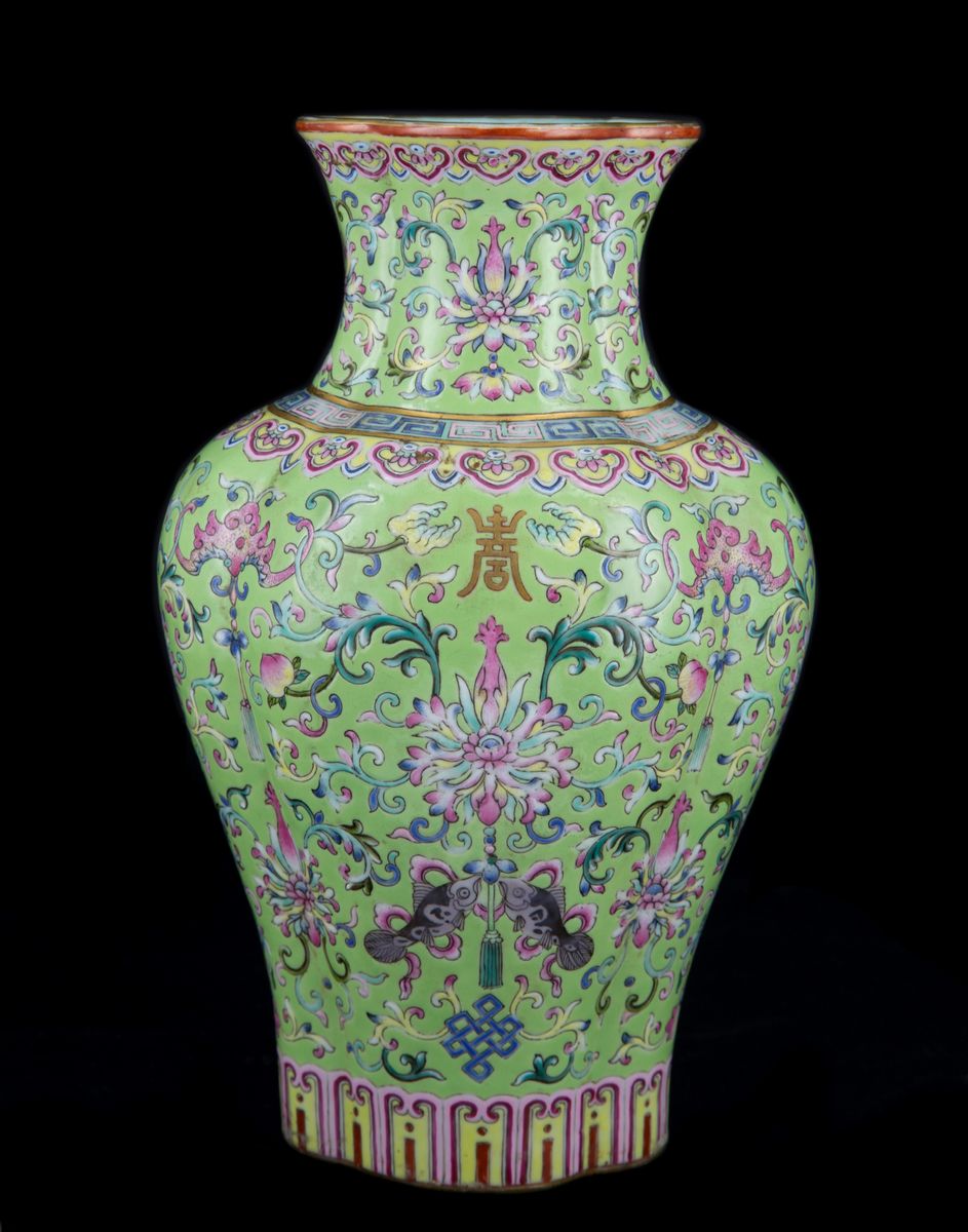 *PREMIUM: RARO VASO IMPERIALE QUADRILOBATO IN PORCELLANA FAMIGLIA ROSA A FONDO VERDE LIME, HAITAN...