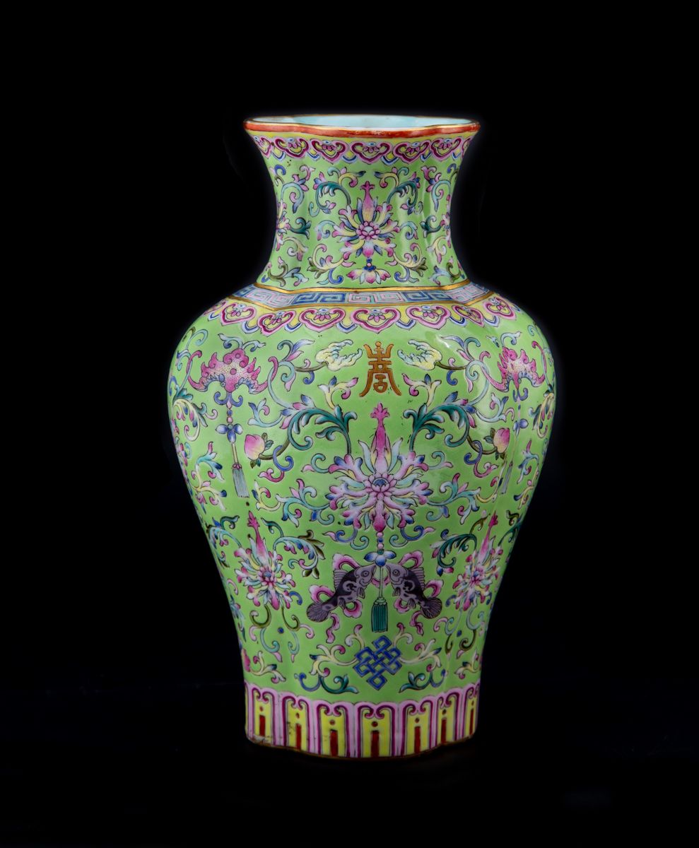 *PREMIUM: RARO VASO IMPERIALE QUADRILOBATO IN PORCELLANA FAMIGLIA ROSA A FONDO VERDE LIME, HAITAN...