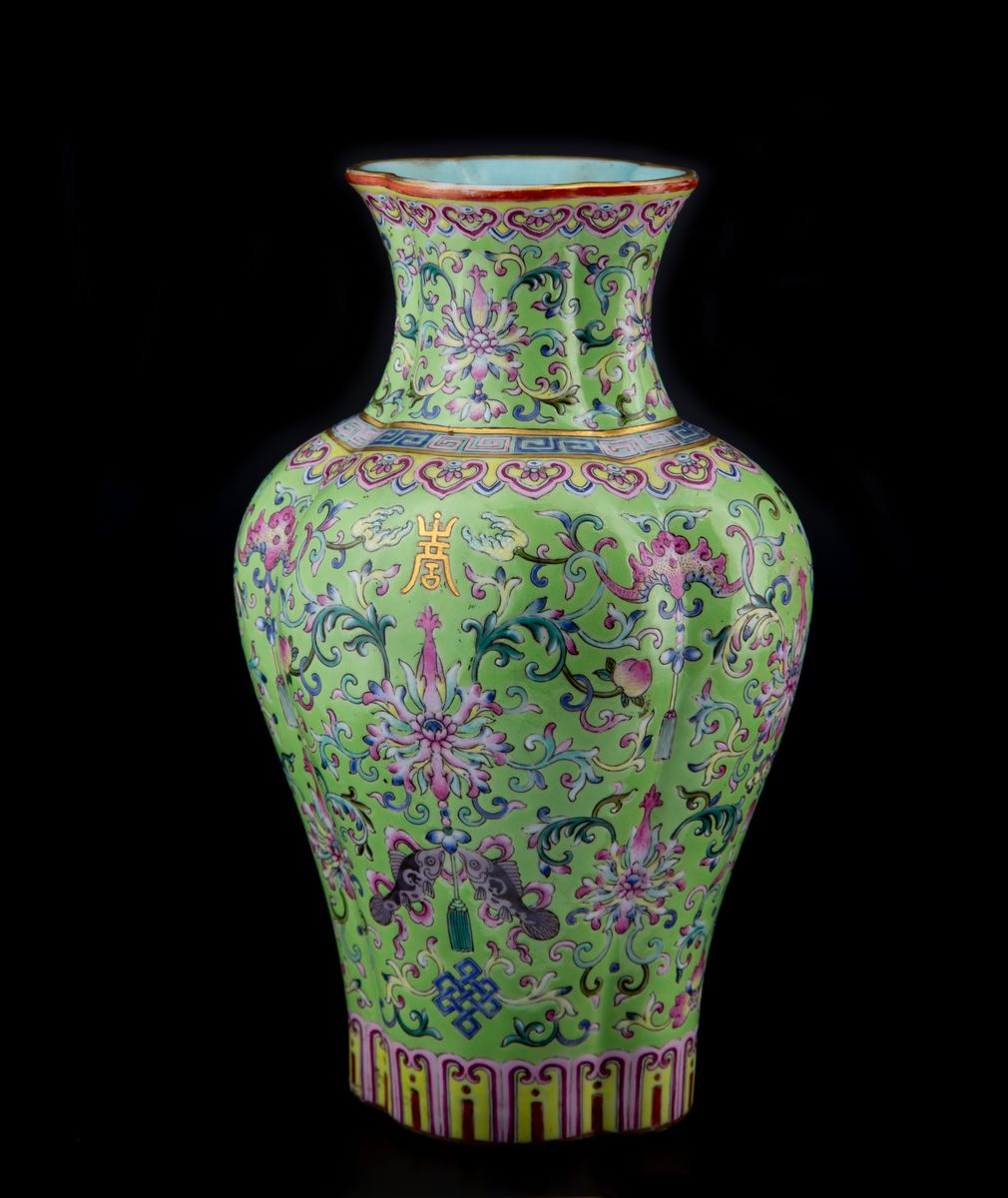 *PREMIUM: RARO VASO IMPERIALE QUADRILOBATO IN PORCELLANA FAMIGLIA ROSA A FONDO VERDE LIME, HAITAN...