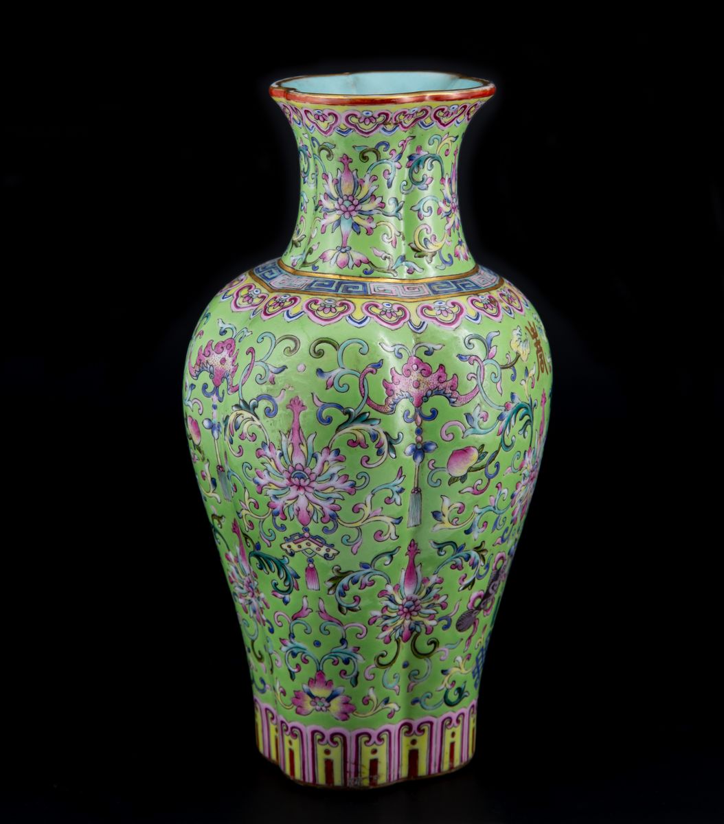 *PREMIUM: RARO VASO IMPERIALE QUADRILOBATO IN PORCELLANA FAMIGLIA ROSA A FONDO VERDE LIME, HAITAN...