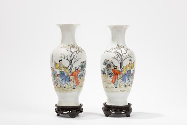 A PAIR OF FAMILLE ROSE PORCELAIN VASES