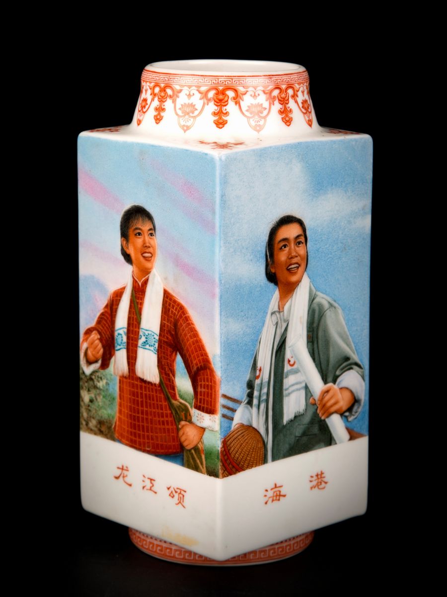 Vaso 'Cong' dipinto con soggetti di propaganda della Rivoluzione Culturale Cinese, Porcellana, h....