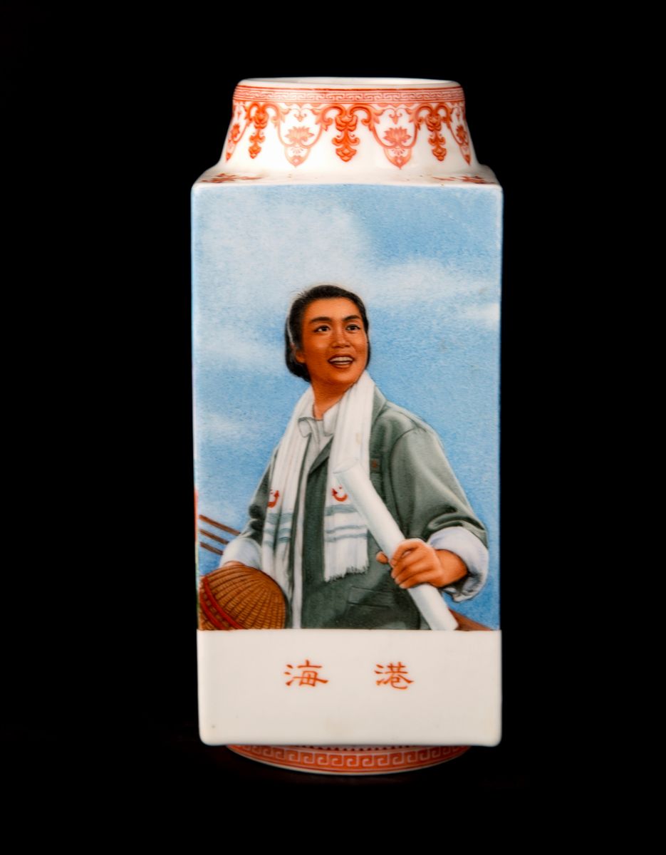Vaso 'Cong' dipinto con soggetti di propaganda della Rivoluzione Culturale Cinese, Porcellana, h....