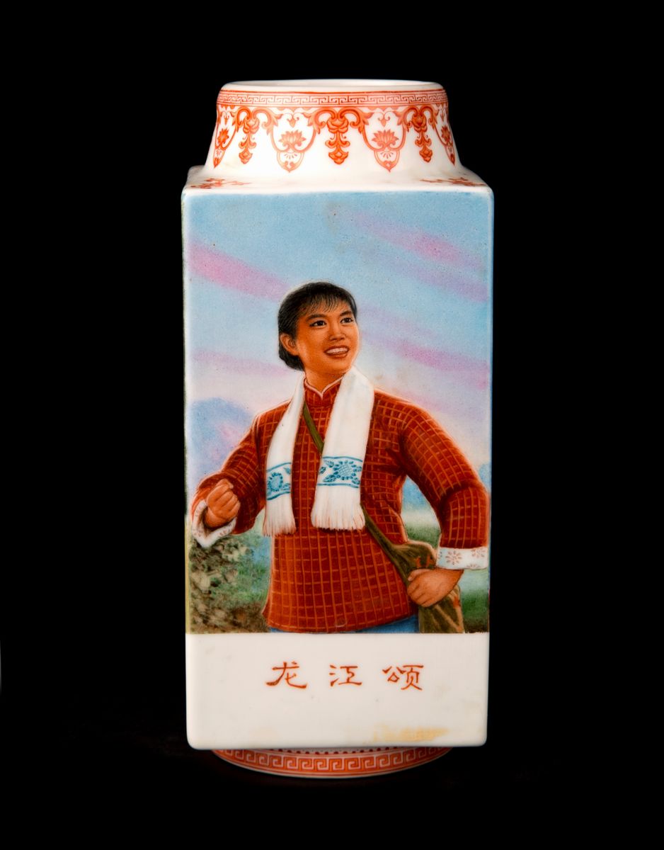 Vaso 'Cong' dipinto con soggetti di propaganda della Rivoluzione Culturale Cinese, Porcellana, h....