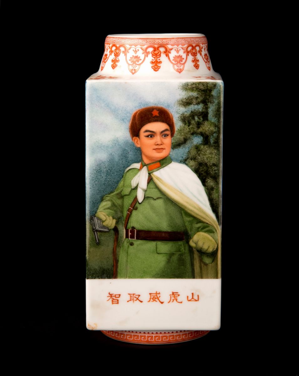 Vaso 'Cong' dipinto con soggetti di propaganda della Rivoluzione Culturale Cinese, Porcellana, h....