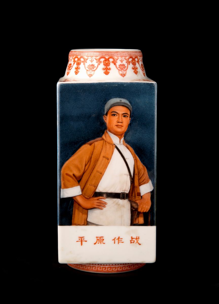 Vaso 'Cong' dipinto con soggetti di propaganda della Rivoluzione Culturale Cinese, Porcellana, h....