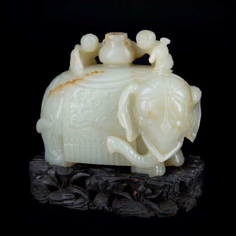 Cina, dinastia Qing, periodo Qianlong, Scultura in giada bianca e ruggine raffigurante un elefant...