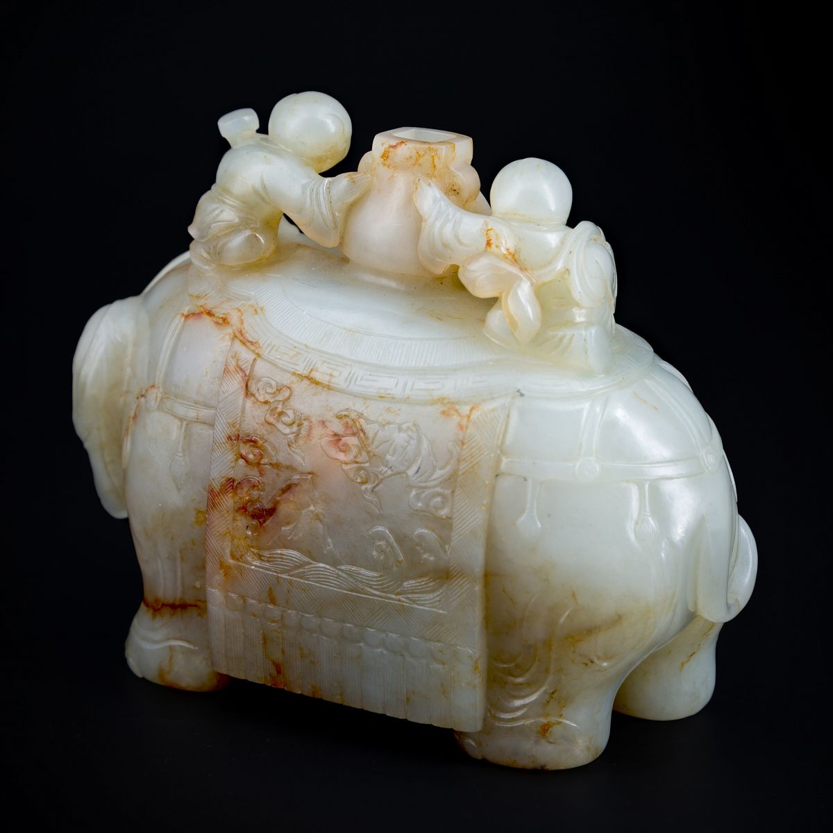 Cina, dinastia Qing, periodo Qianlong, Scultura in giada bianca e ruggine raffigurante un elefant...