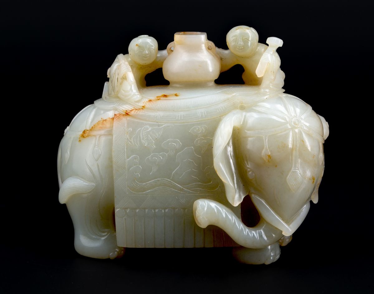 Cina, dinastia Qing, periodo Qianlong, Scultura in giada bianca e ruggine raffigurante un elefant...