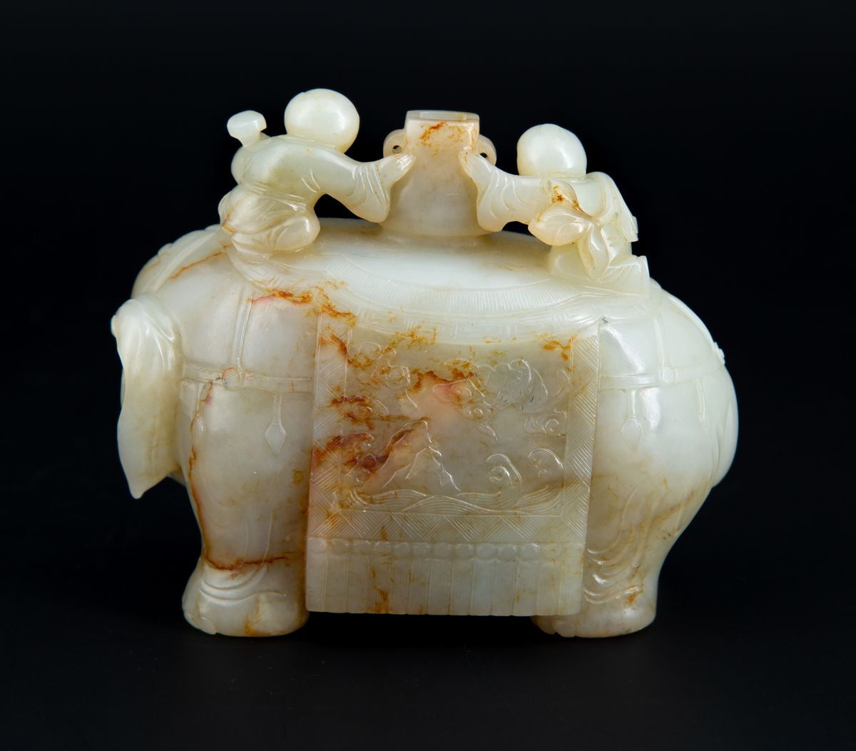 Cina, dinastia Qing, periodo Qianlong, Scultura in giada bianca e ruggine raffigurante un elefant...