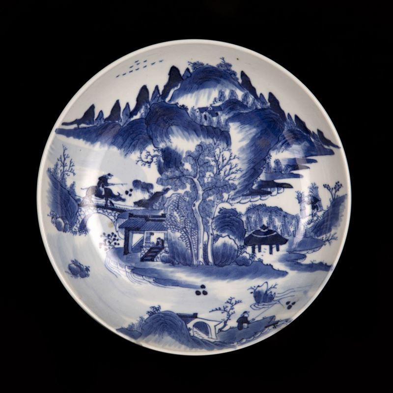 Piatto in porcellana bianca e blu, Cina, periodo Guangxu (1975-1908)