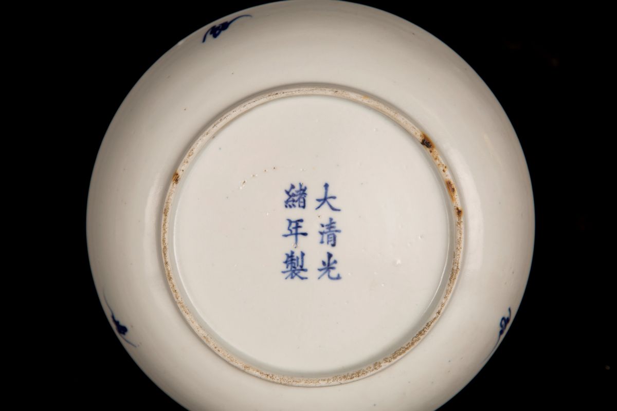 Piatto in porcellana bianca e blu, Cina, periodo Guangxu (1975-1908)