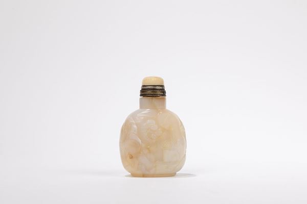 AN AGATE SNUFF BOTTLE