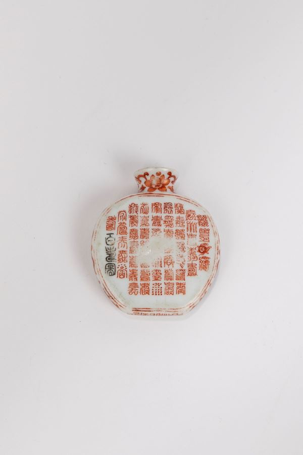 SNUFF BOTTLE IN PORCELLANA