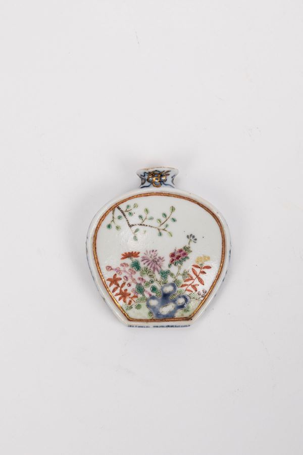 A PORCELAIN SNUFF BOTTLE