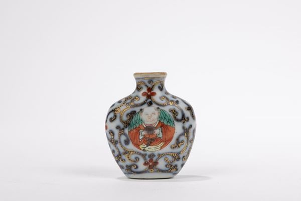 A PORCELAIN SNUFF BOTTLE